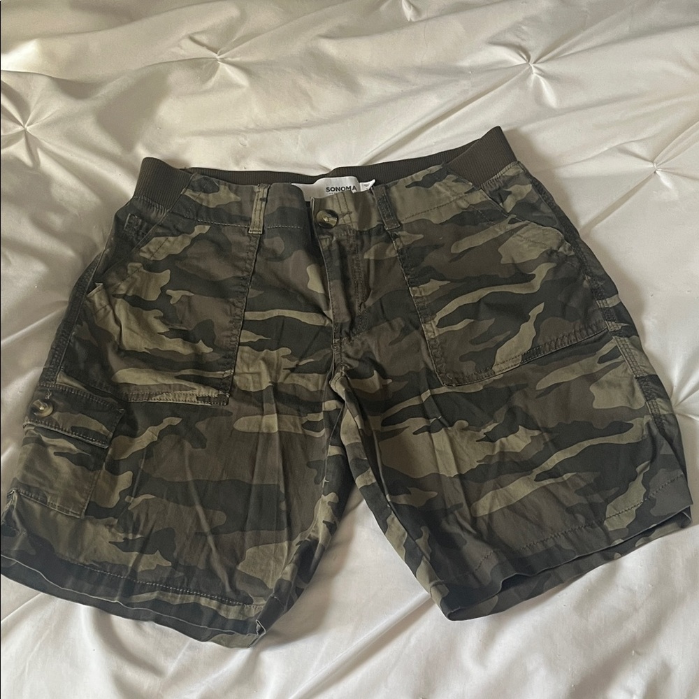 Camo cargo short size 10